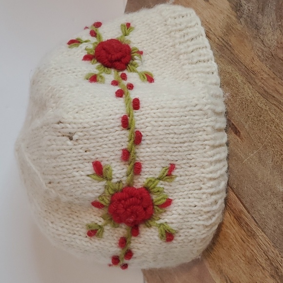 Beautiful Wool knit hat with roses, fleece lined Made in Napel - Picture 1 of 3